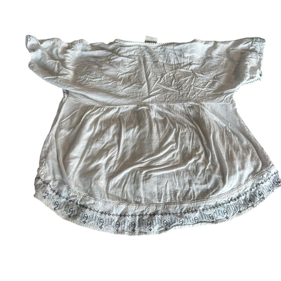 Knox Rose Cream Blouse with Flutter Sleeves and Boxy Style - Picture 2 of 5